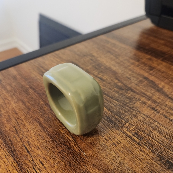Set of 4 Sage Green Ceramic Longaberger Napkin Rings - Picture 3 of 3